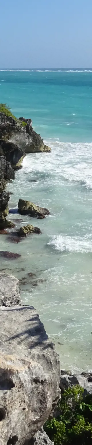 Den Ausblick von den Ruinen in Tulum geniessen